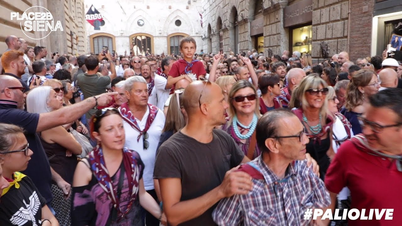 Ingresso delle Contrade in Piazza del Campo per la Prova Generale
