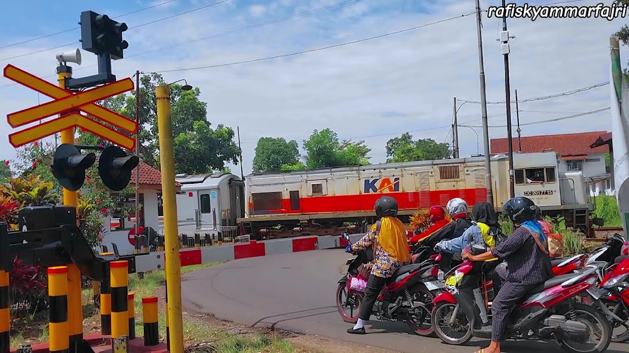 Railway Crossing In Indonesia | Palang Pintu Kereta Api | Febuari2026 | Ka Joglo Semar Kerto 