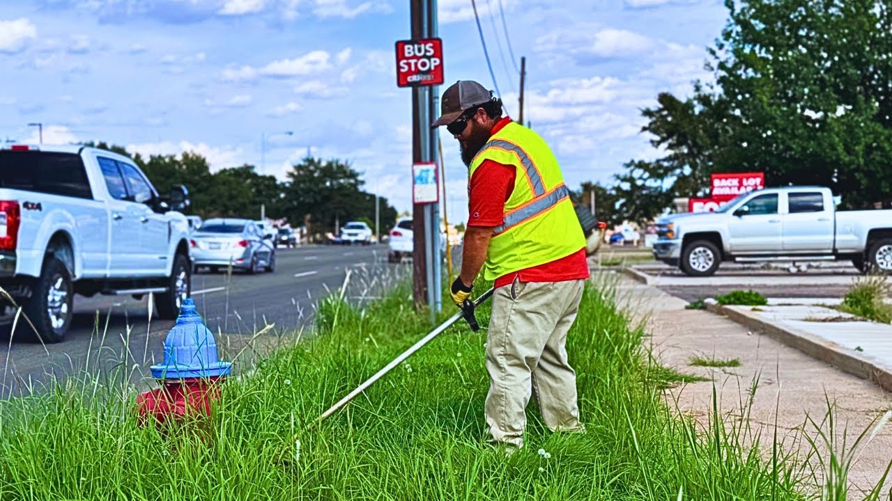 Busy BUS STOP was NEGLECTED after Restaurant SHUTS DOWN!