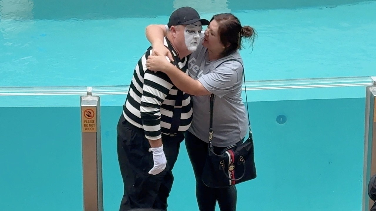 The moment he realized he was part of Tom the mime's act 😂