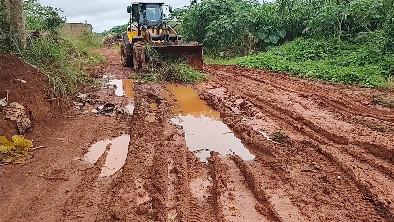 ARRUMANDO CURVA DA ESTRADA COM PÁ CARREGADEIRA JCB 426ZX