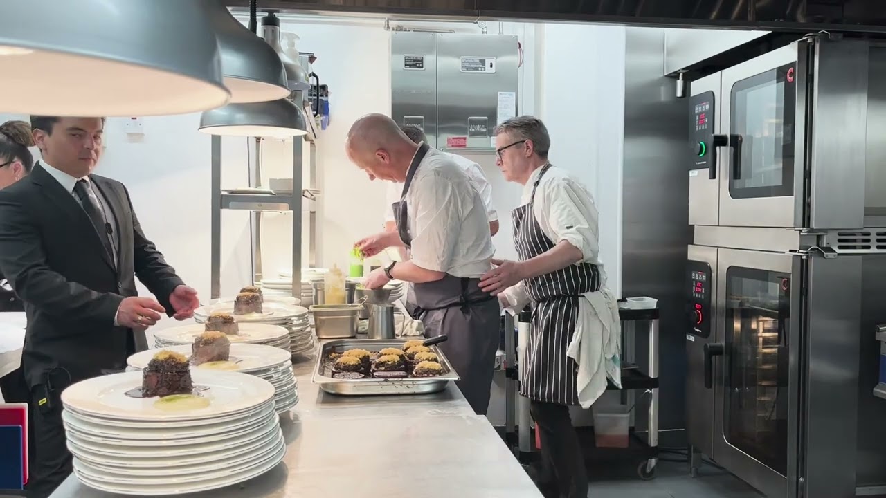 2 Minutes of Main Course Service with 3Cooks!