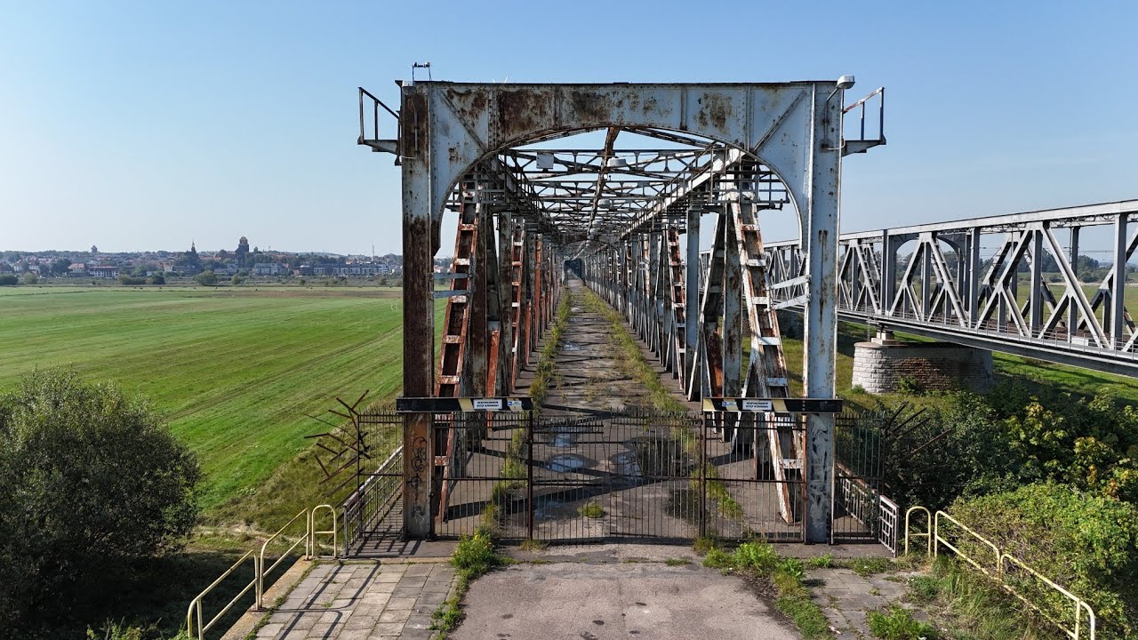 Tczew . Przez  Most  Tczewski  i  ćwiczenia śmigłowca  .  Dji Air 3 .