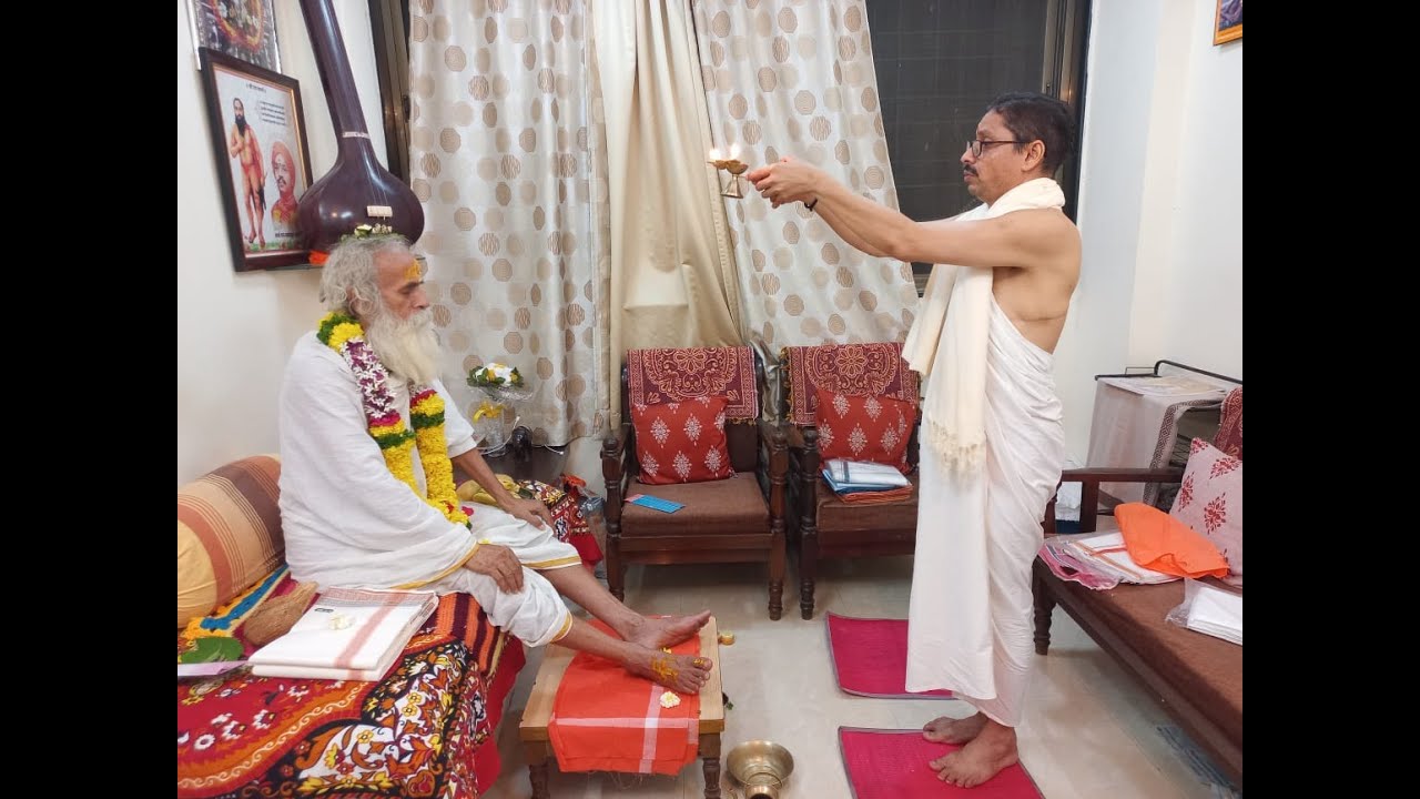 विप्रवर, वेदमूर्ती. गणेश्वरशास्री द्रविड. दर्शन व पाद्यपूजा। गुरुपुष्यामृत निमित्त।