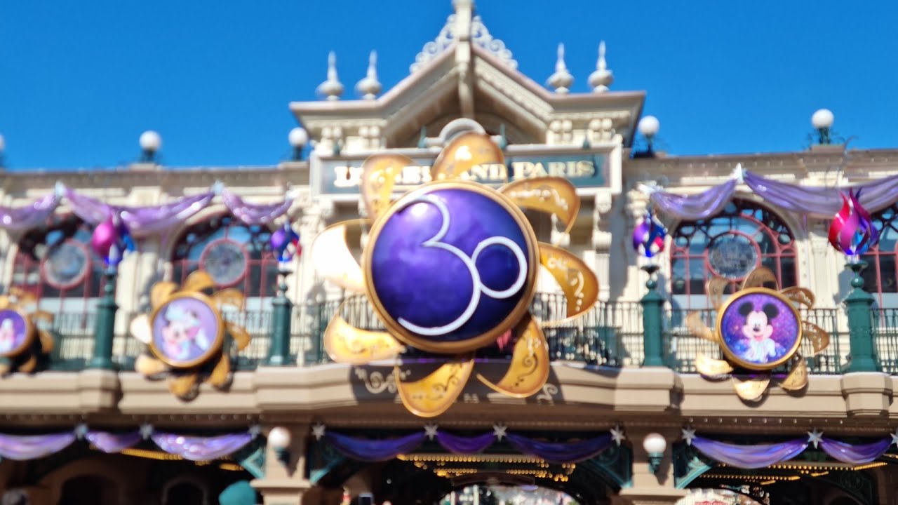 「DISNEYLAND PARIS」Petite Journée sur le thème des 30 Ans | Décorations, Parade