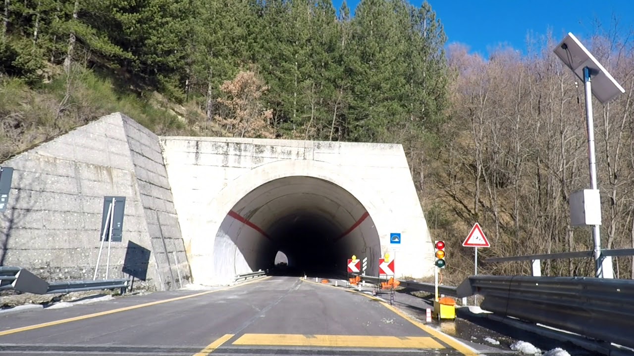 La strada e la galleria di Forche Canapine tra Norcia e Arquata