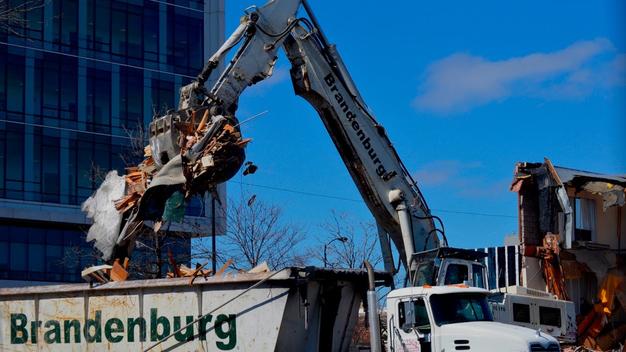 Liebherr R954C Demolishing Building & Loading Debris
