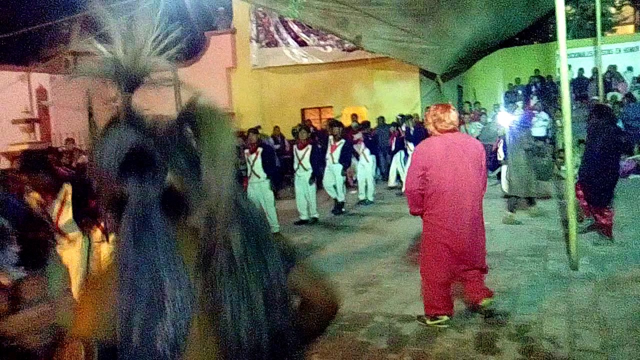 Danza apache aldeanos fiestas patronales en honor a la santa cruz Bernal 2017