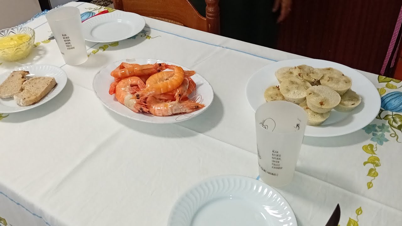 Um belo almoço com outra maneira de fazer empadas de atum