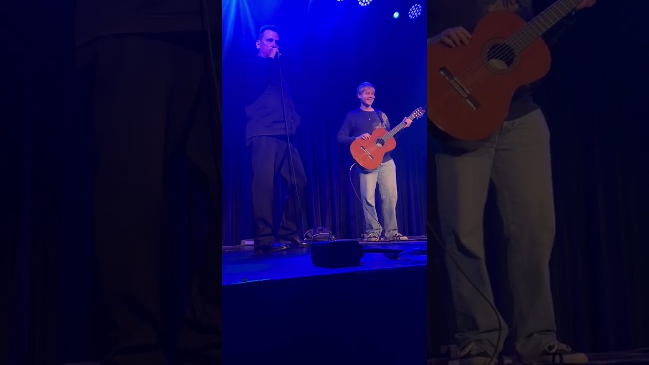 Mark Kozelek of Sun Kil Moon gives precious guitar lesson from stage.
