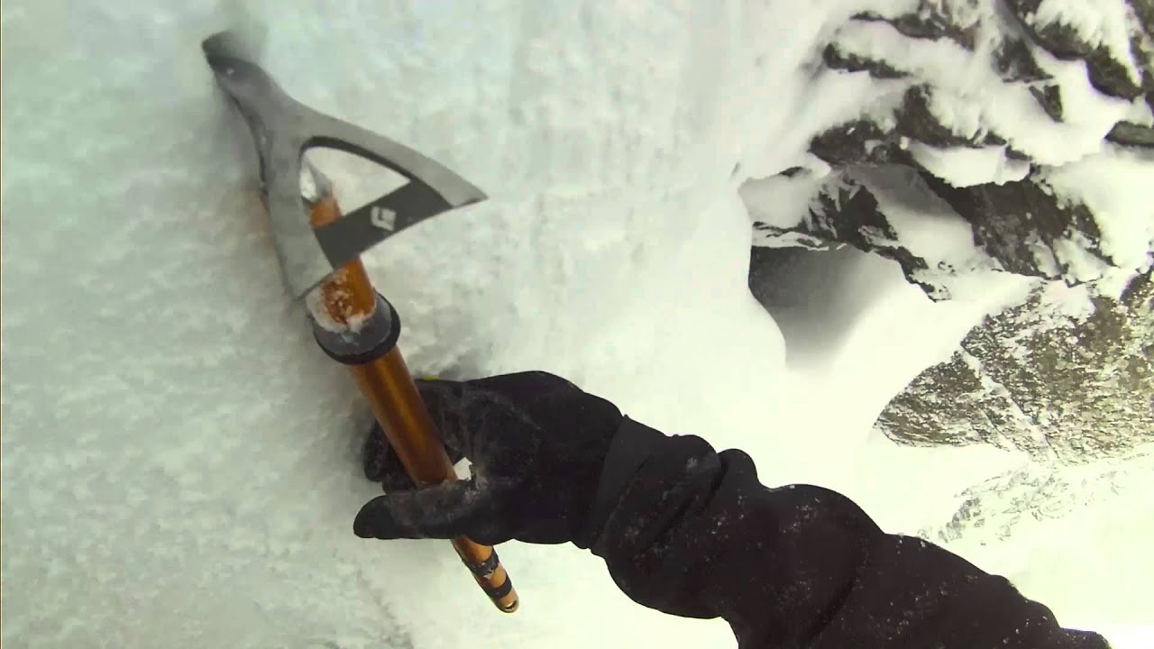 Telemark skiing in Otertinden NE-couloir
