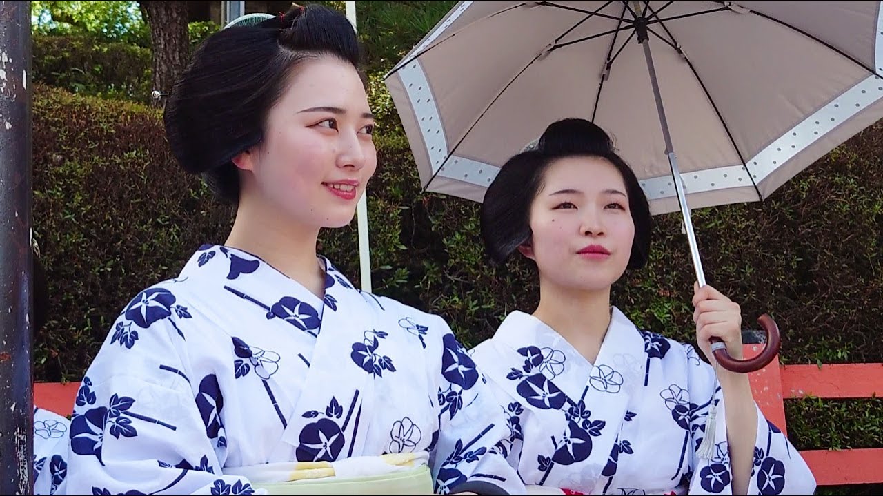 Geisha's Yasaka Shrine Visit 