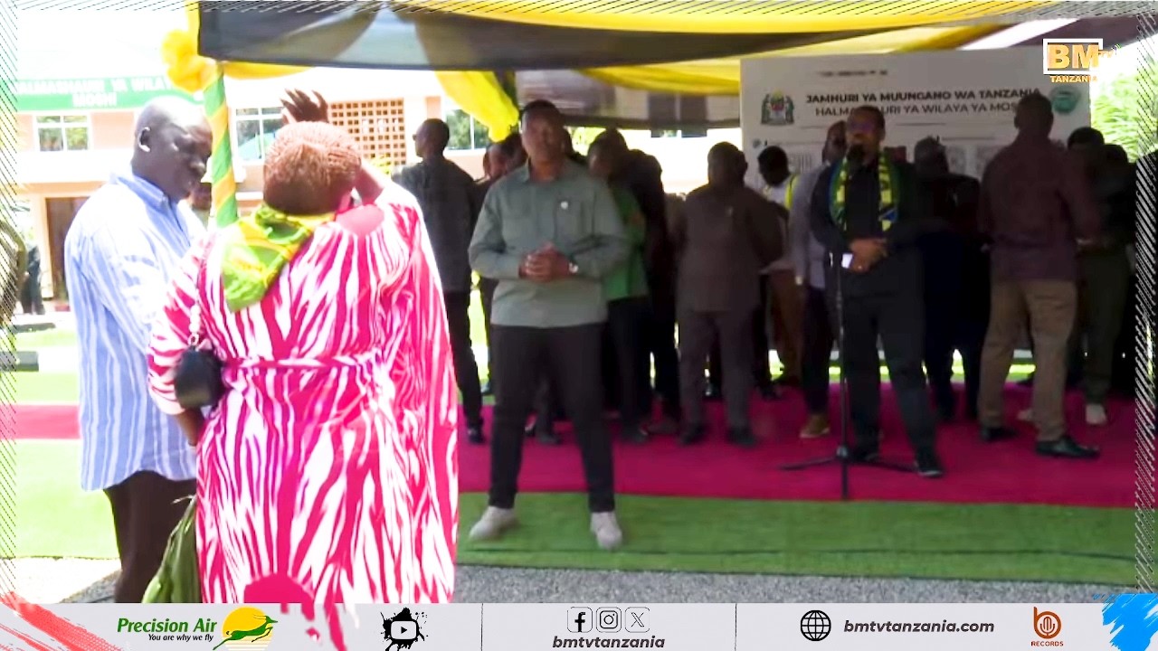 ITAKULIZA... TAZAMA HUYU MAMA ALIVYOLIA MBELE YA WAZIRI MKUU KISA MASHEMEJI