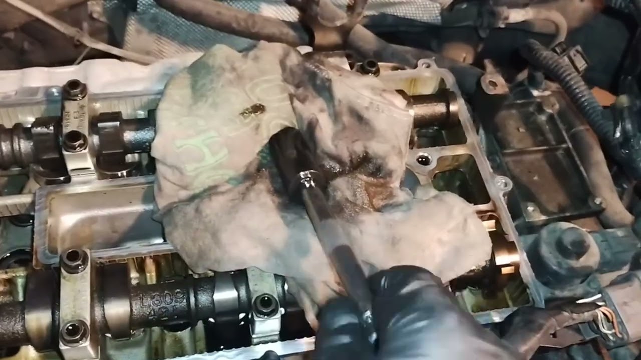 2005 Mazda 3 (parte 6) tapa de motor 