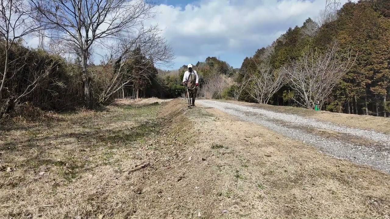 駐車場から耕作法位置までの道際、往復30分かかった！刈り残しの笹竹を根元から刈り取る。石や枯れ枝などで3枚刃ボロボロに土ごと刈り取る。