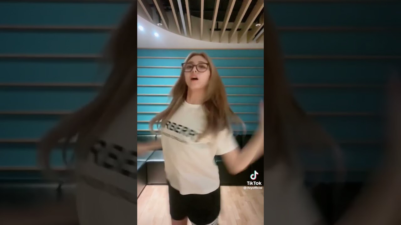 Itzy Yuna doing the pink Venom challenge
