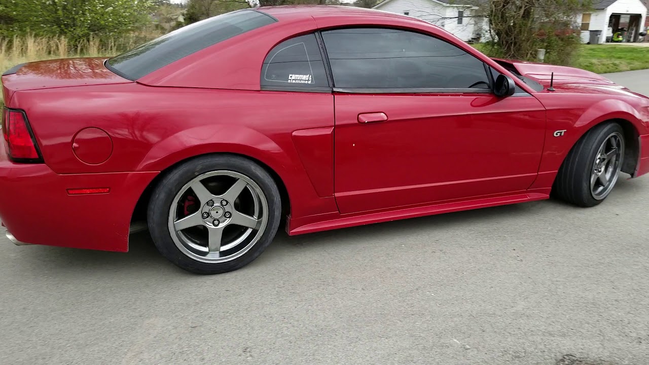 Mustang GT 2001 года с распредвалами Stage 2 Comp, прямыми пайпами и X-образной системой выпуска