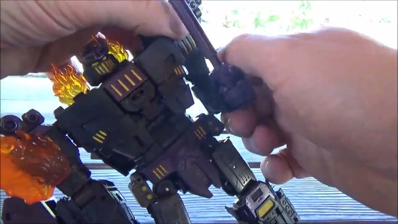 Guerrilla Reviews: Age of the Primes Megatronus The Fallen.