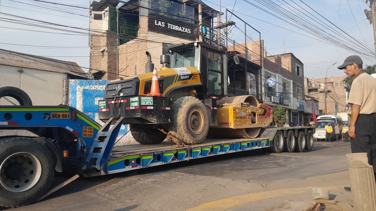 Se malogra maquina remolcadora de aplanadora en ATE y genera congestionamiento vehicular en la zona.