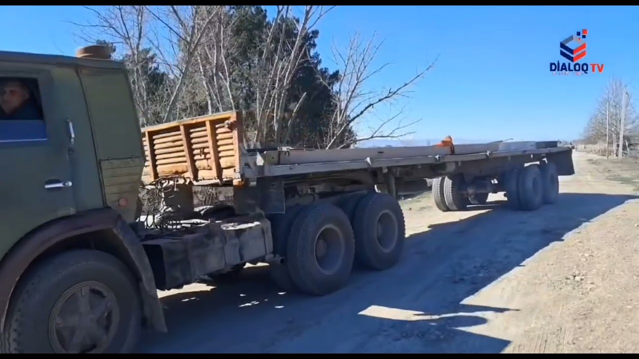 Yevlaxda əsən güclü külək elektrik dirəyini aşırdıb | 20.02.2026