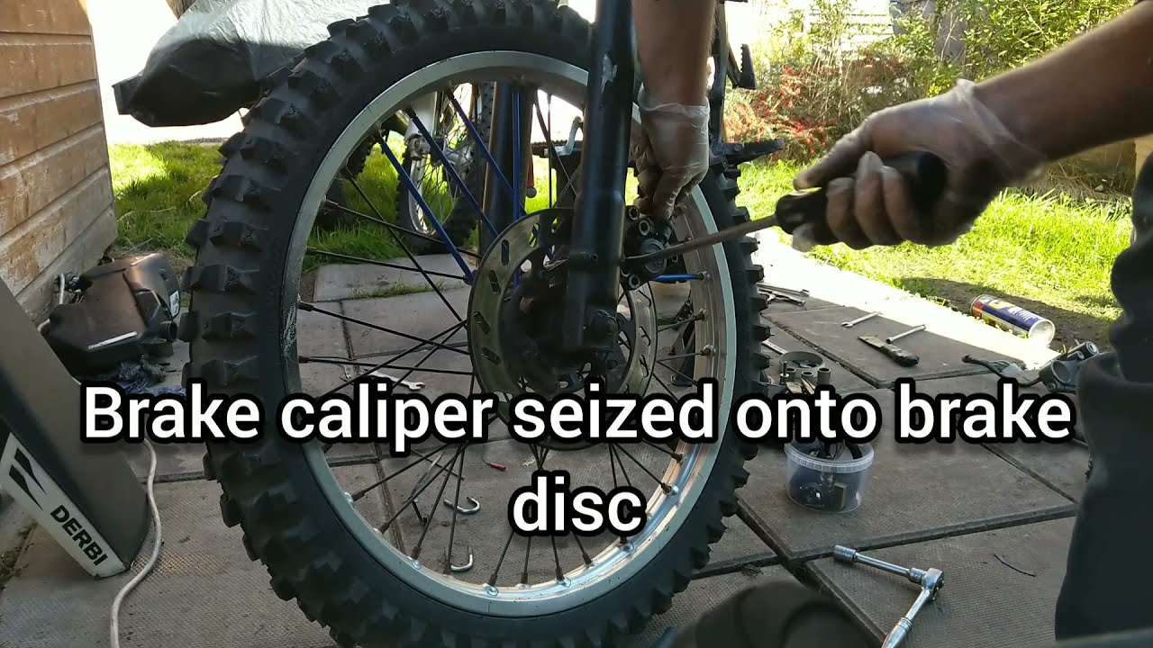 Part 4, Derbi Senda, complete rebuild. A wrestle to remove the front forks and wheel.