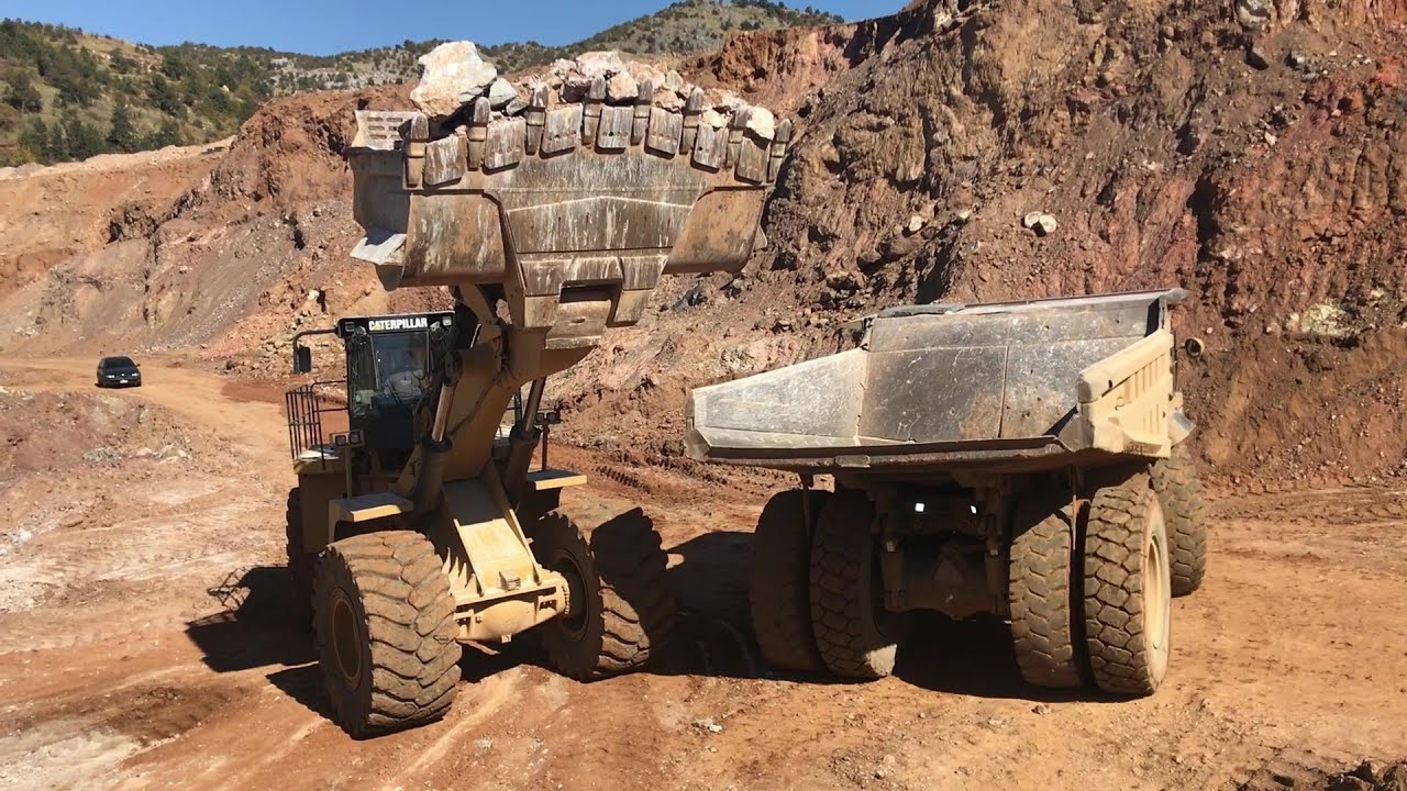 Caterpillar 992G Wheel Loader Loading Caterpillar Dumpers - Sotiriadis/Labrianidis Mining Works