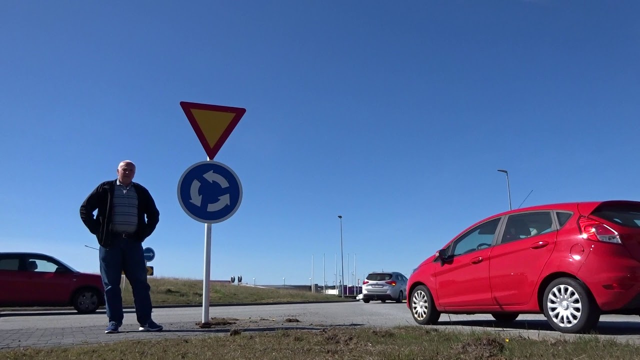 Driving in two lane roundabouts in Iceland
