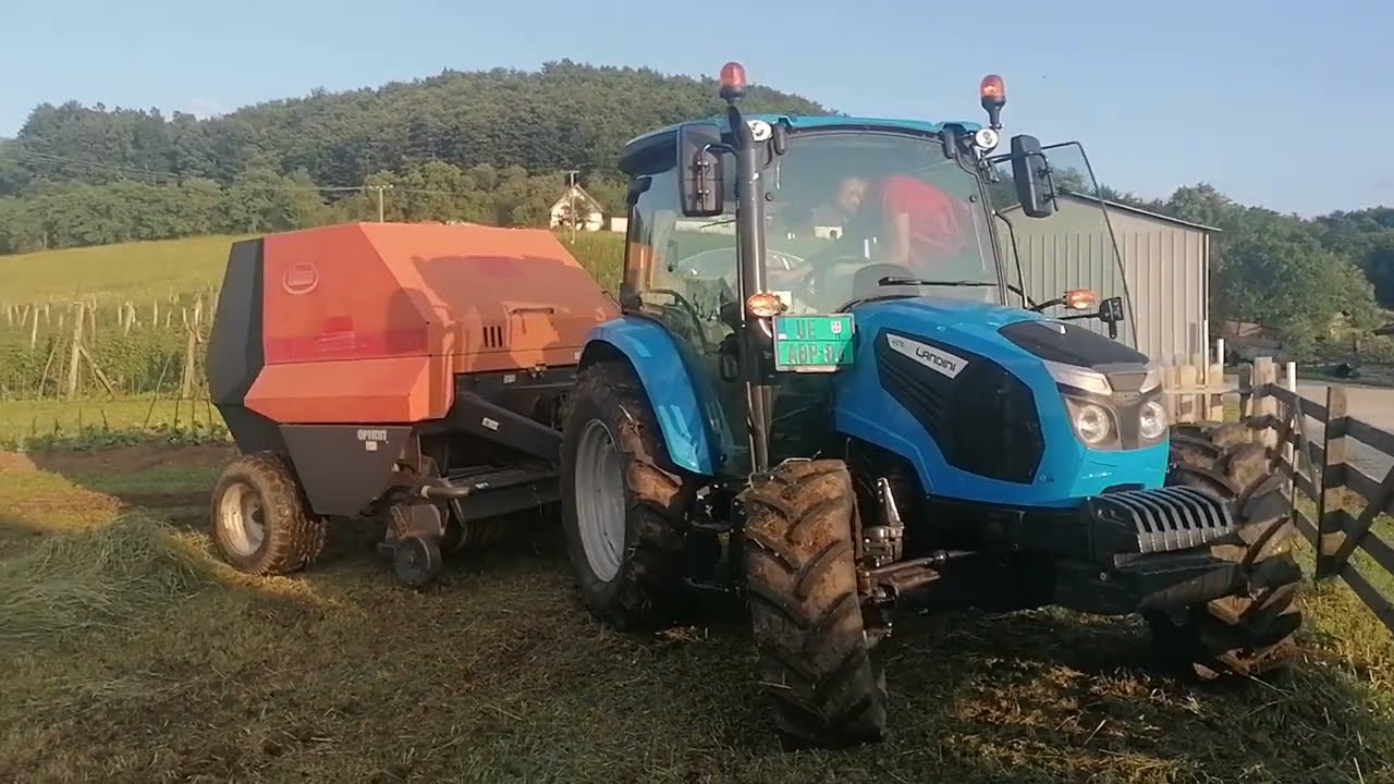 Baliranje sirove trave Landini  4-070 i rolo presa Vicon RF122