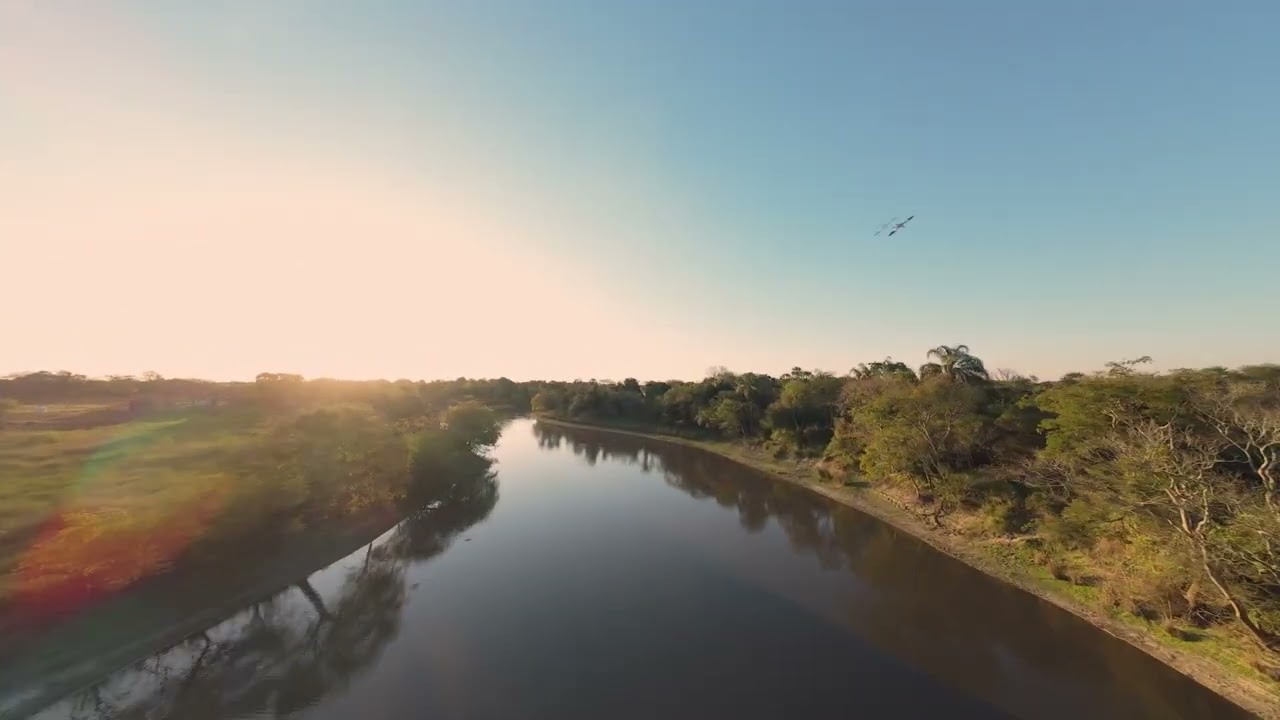 DJI Avata 2 sobre Rio Salado