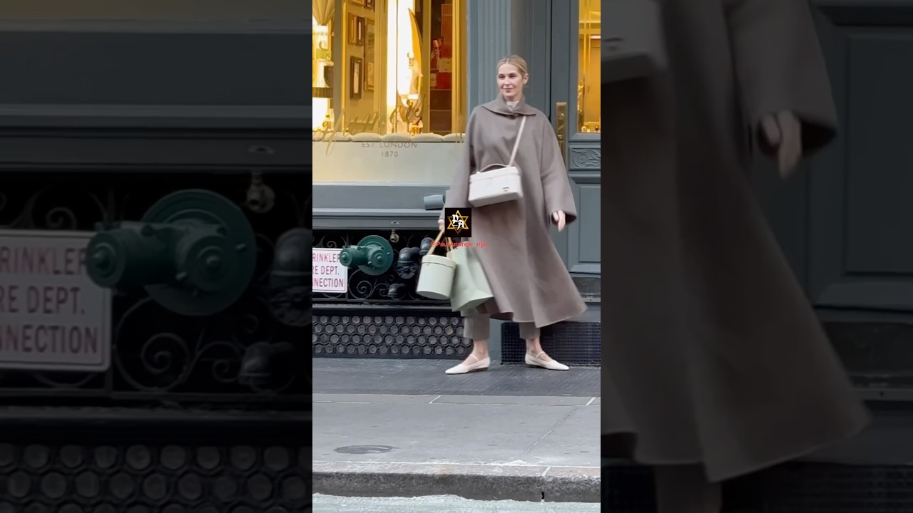&reg; @kellyrutherford from Gossip Girl today in NYC😉✌️ אהבה זה הכל 😉#kellyrutherford #gossipgirl