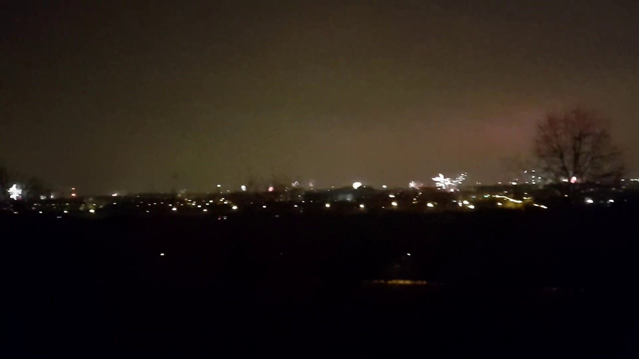 Fajerwerki nad Poznaniem 2018/2019 widziane z Rataj.