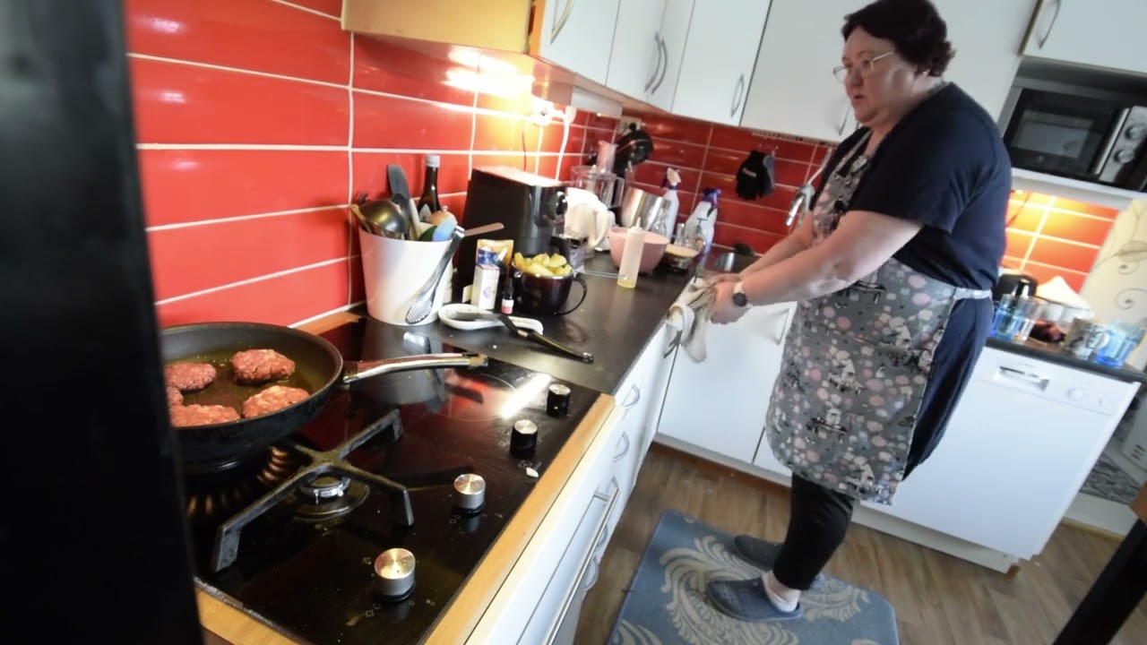 Hampurilainen ja perunat Air Fryerissä