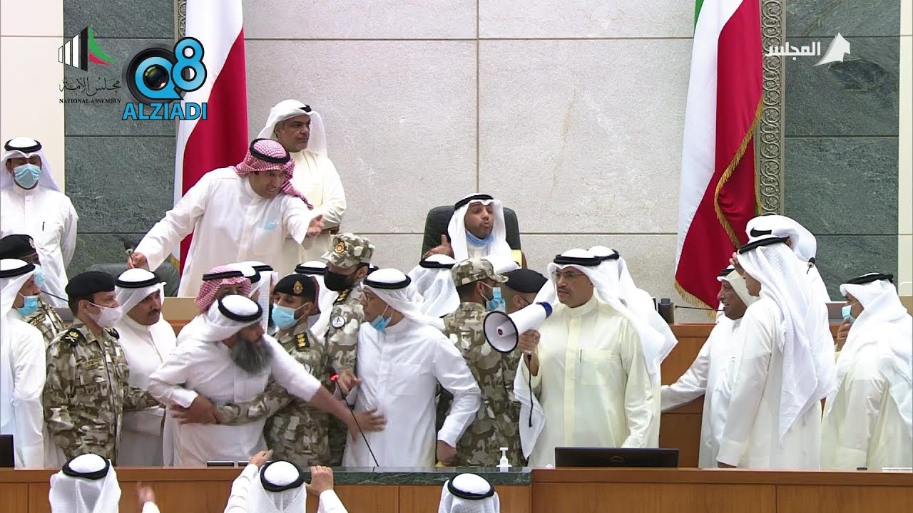 هوشة النائب صالح ذياب الشلاحي مع أمين عام مجلس الأمة عادل اللوغاني في وسط هوشة المنصة