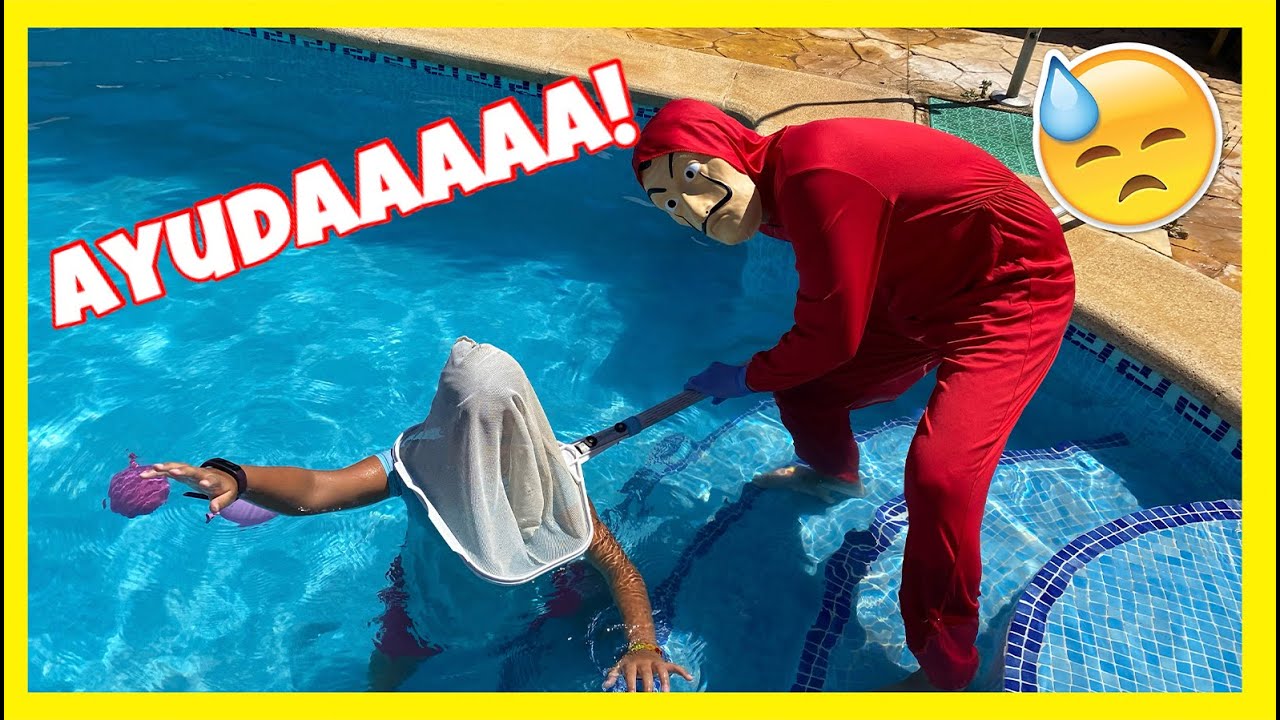 ** ME ATACA ** El HOMBRE MISTERIOSO Me Molesta En La PISCINA Durante 24 HORAS * CAP 👤 SERIE