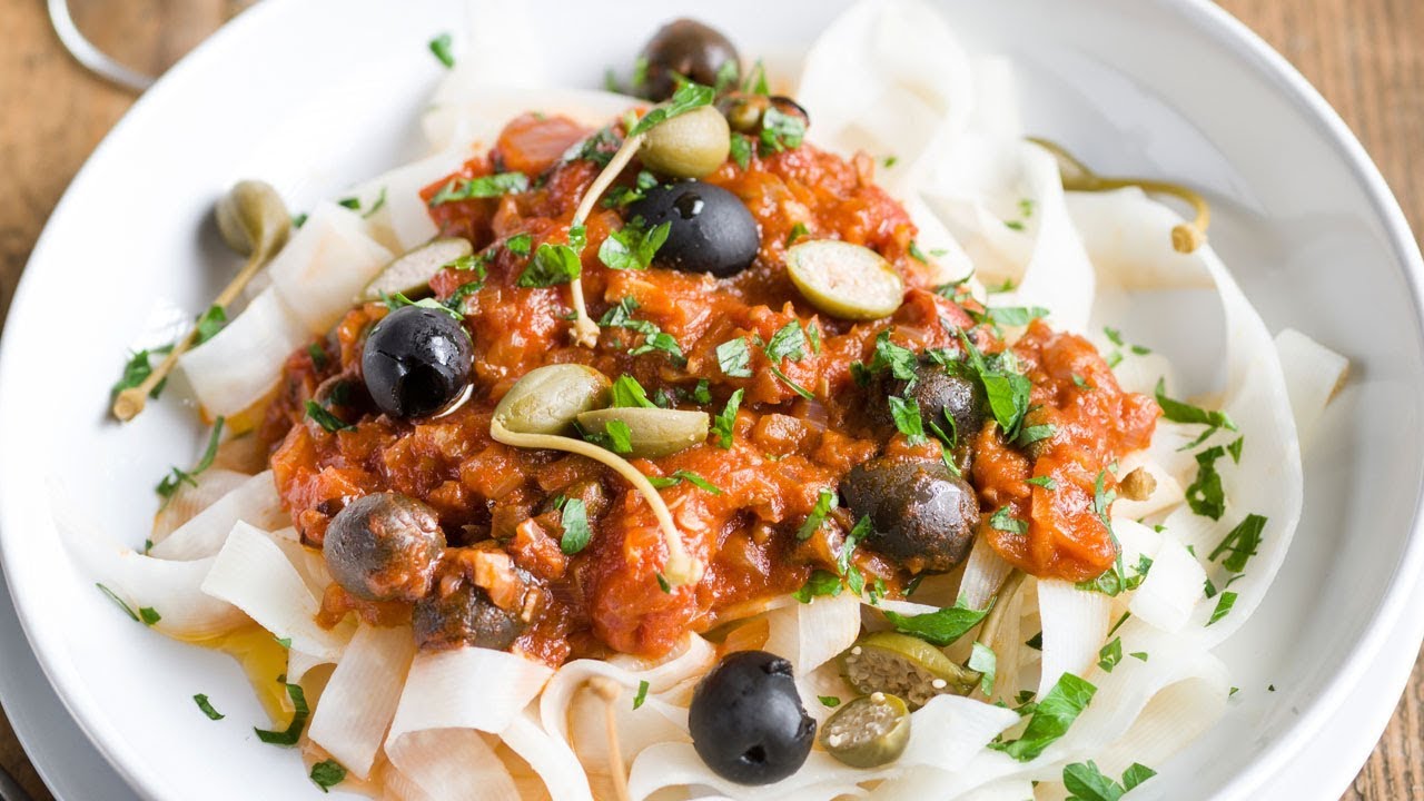 Tagliatelles de céleri-rave, sauce à la puttanesca