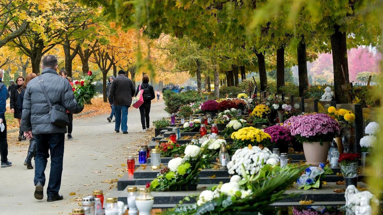 Građani obilaze zagrebačko gradsko groblje Miroševec povodom blagdana Svih svetih