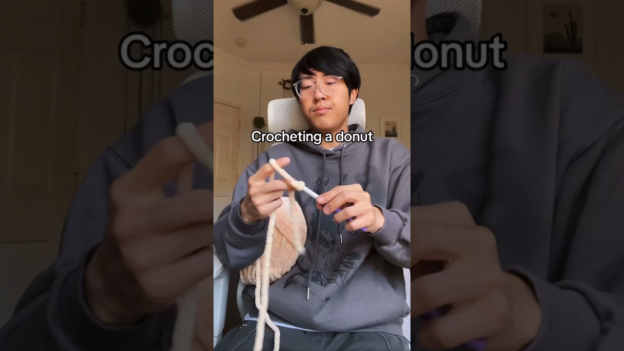 Crocheting a donut #crochet
