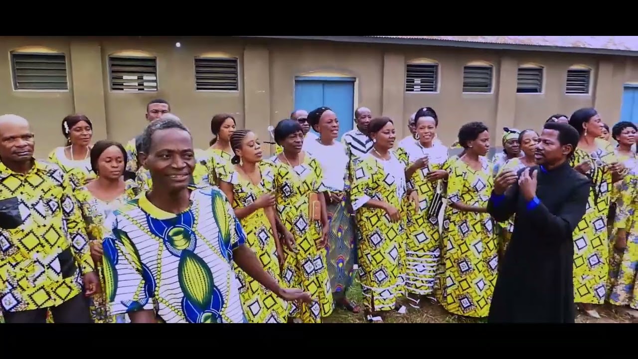 LA CHORALE SAINTE TRINITÉ DE KANGU MAYOMBE CHANTE 