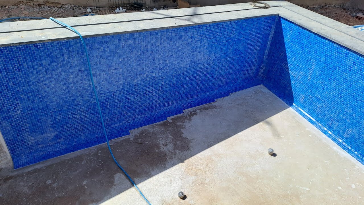 Spanish mosaic installation in the pool تركيب  الفسيفساءاسباني في المسبح