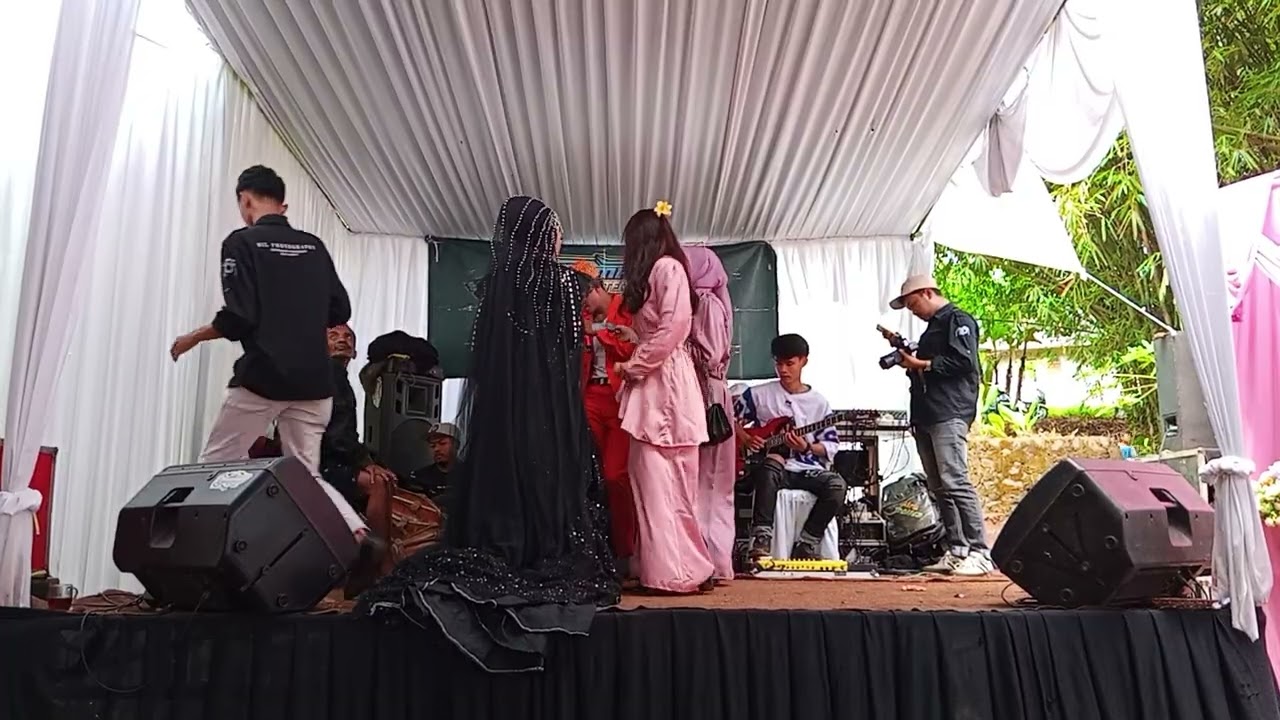 Pengantin joget juga di panggung hajatan pernikahan
