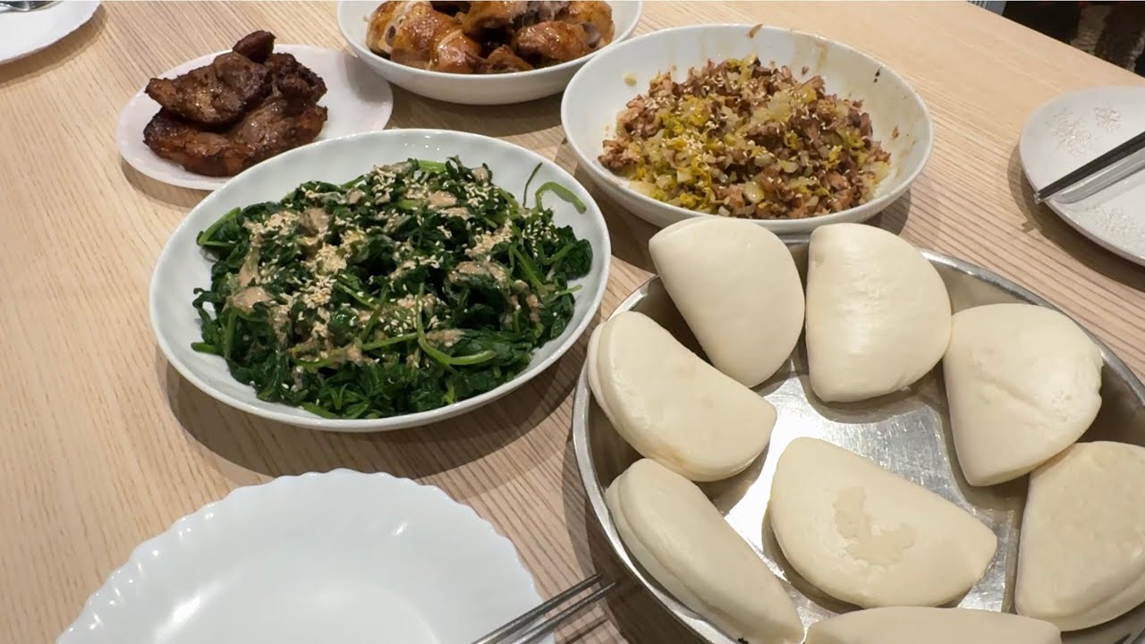 今日的晚餐，氣炸香茅豬扒，豉油雞髀，刈包，涼拌菠菜😋￼￼👩‍🍳 | Today’s dinner✨pork chop, chicken thighs, spinach