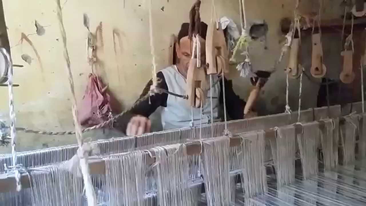 صناعة النول اليدوى باخميم