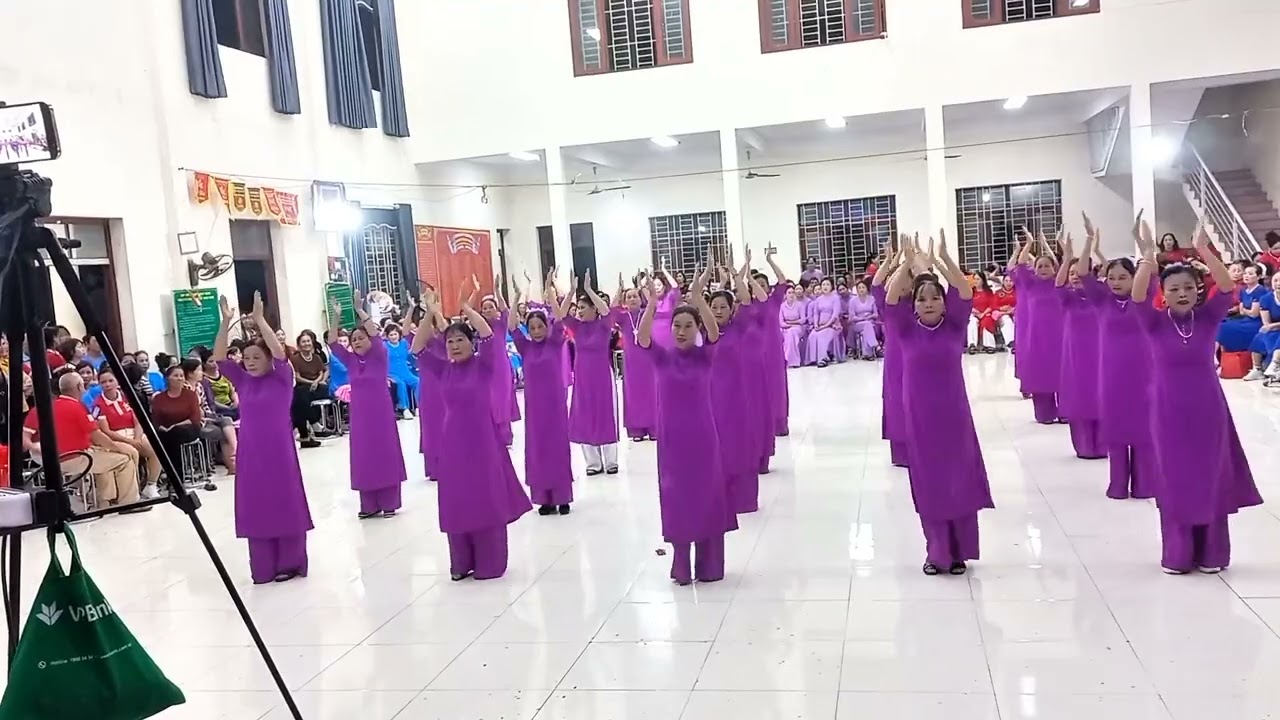 Việt Nam ta nắm tay nhau - ĐV Hưng Thịnh biểu diễn.