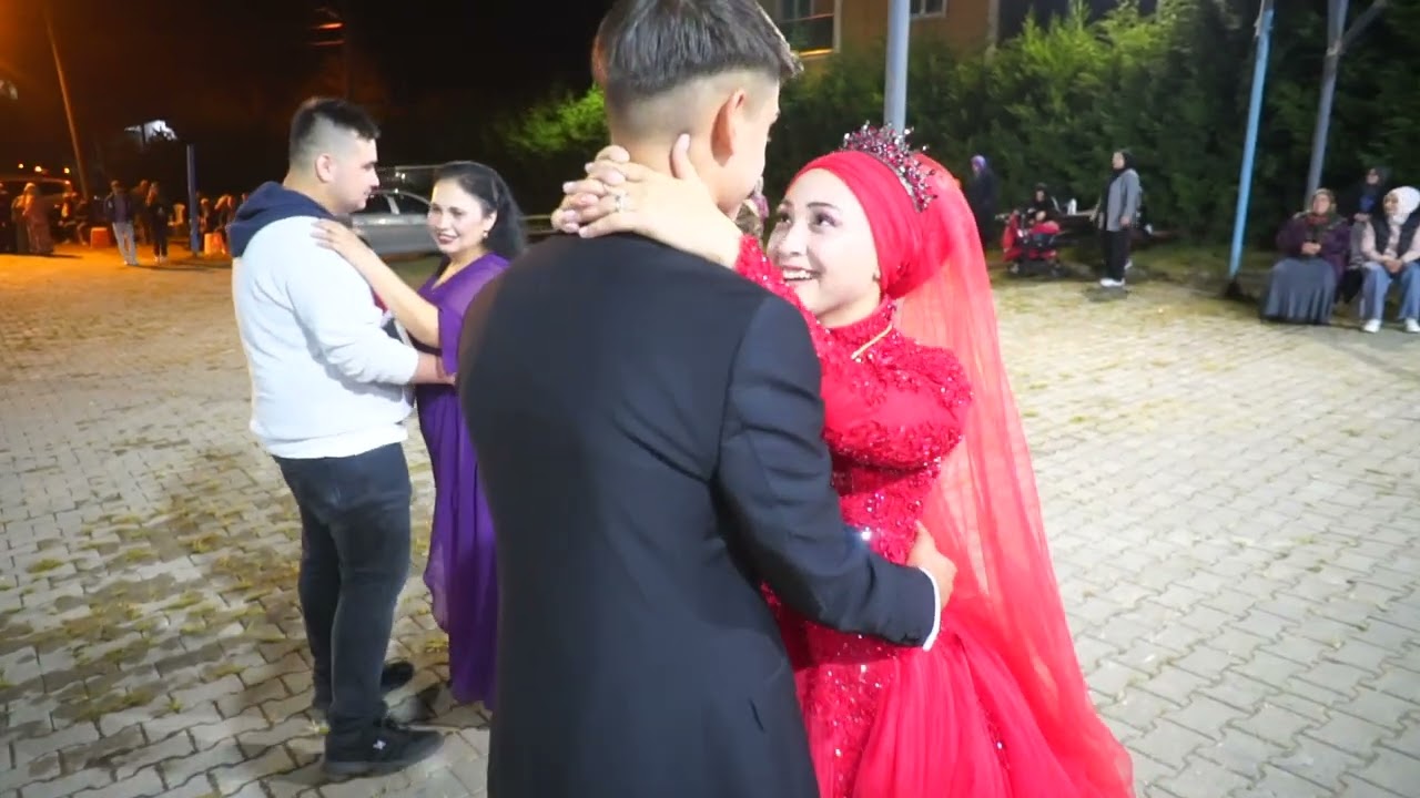 D&uuml;zce &ccedil;ilimli kına gecesi