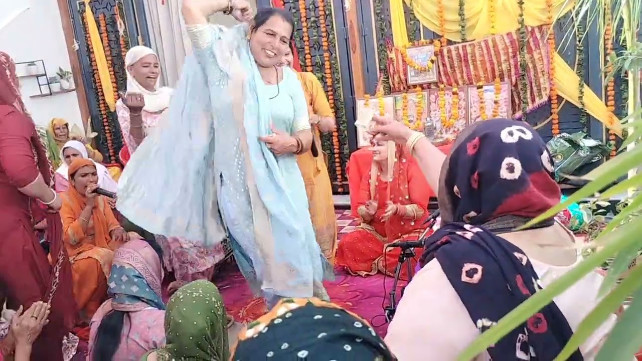 लो जी आज तो माहरा ग्राम में भाई सूरज पत्रकार के घर कर दिया कीर्तन.....💃💃💃💃🙏🙏🙏🌹🌹