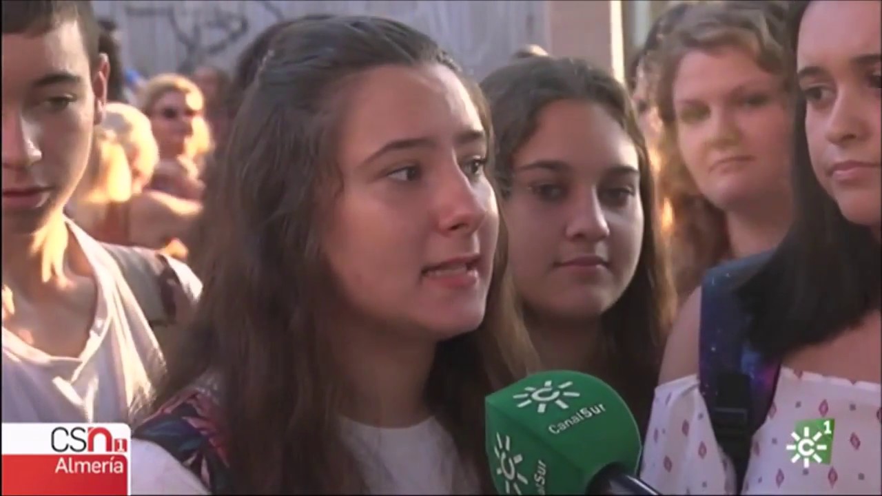 Clases en pasillos del IES Carmen de Burgos de Huércal de Almería