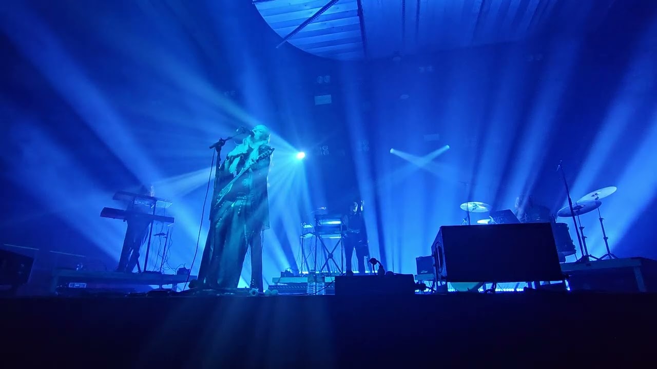 eivør- boxes and so close to being free live at carlswerk victoria 26.09.25