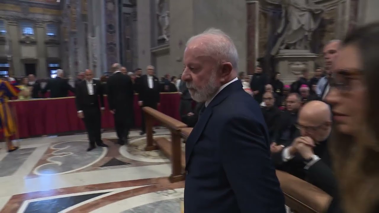 Delegacje państwowe z Libanu, Węgier, Brazylii i Łotwy przy trumnie Papieża Franciszka