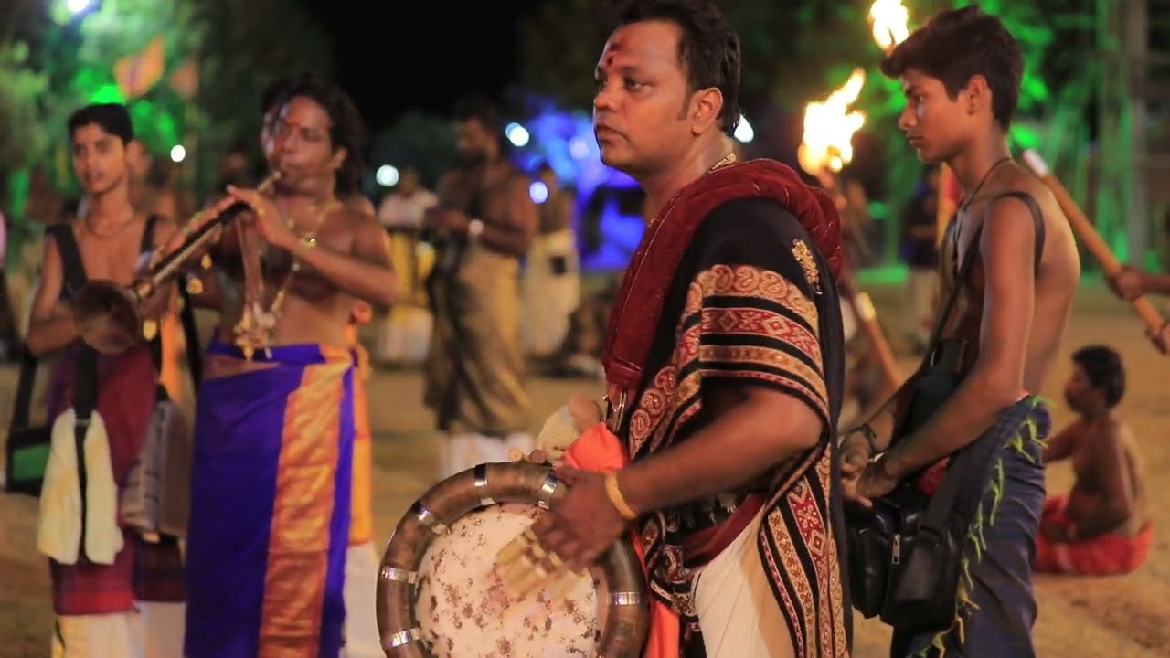 அலைகள் தழுவும் நயினை நகரில் உறையும் நாகபூசணியே.