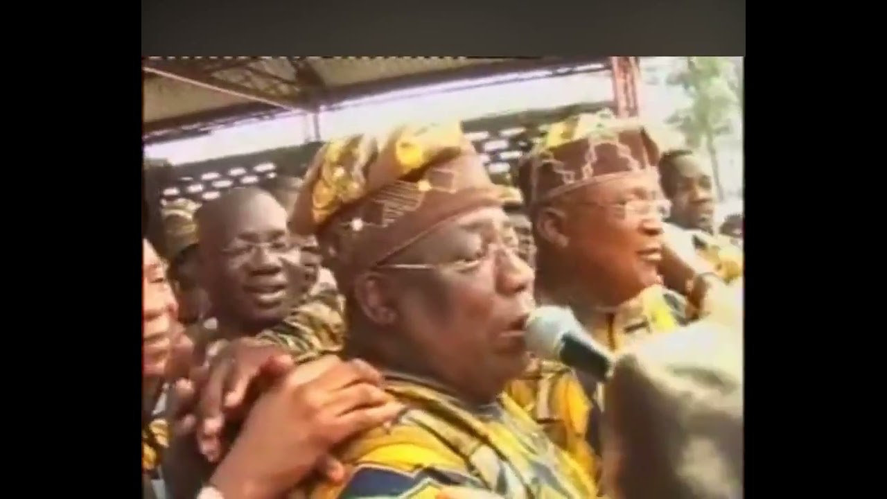 K1 De Ultimate and Sikiru Ayinde Barrister exchanged mic at Alhaji Kolligton mother's burial in 2007